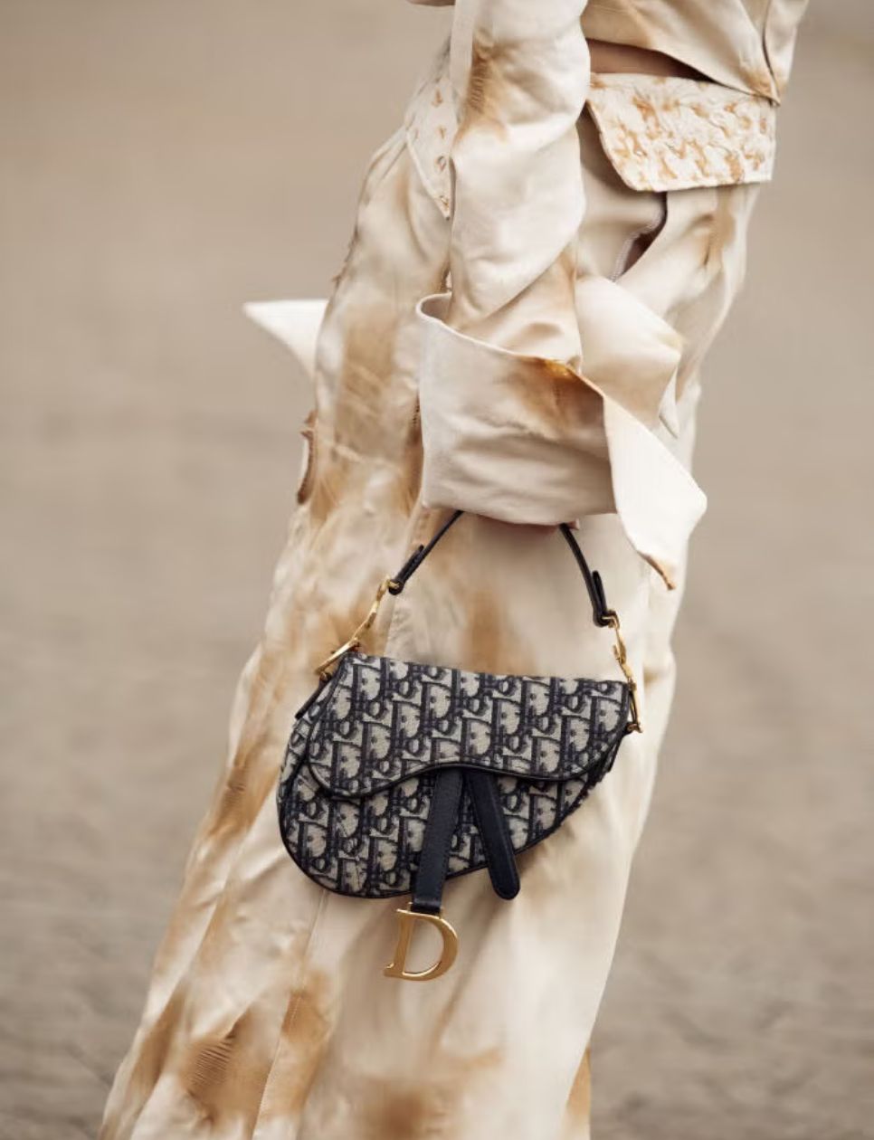 Saddle Bag dari Dior (sumber gambar: https://www.harpersbazaar.com/uk/fashion/a42118540/dior-saddle-bag/)
