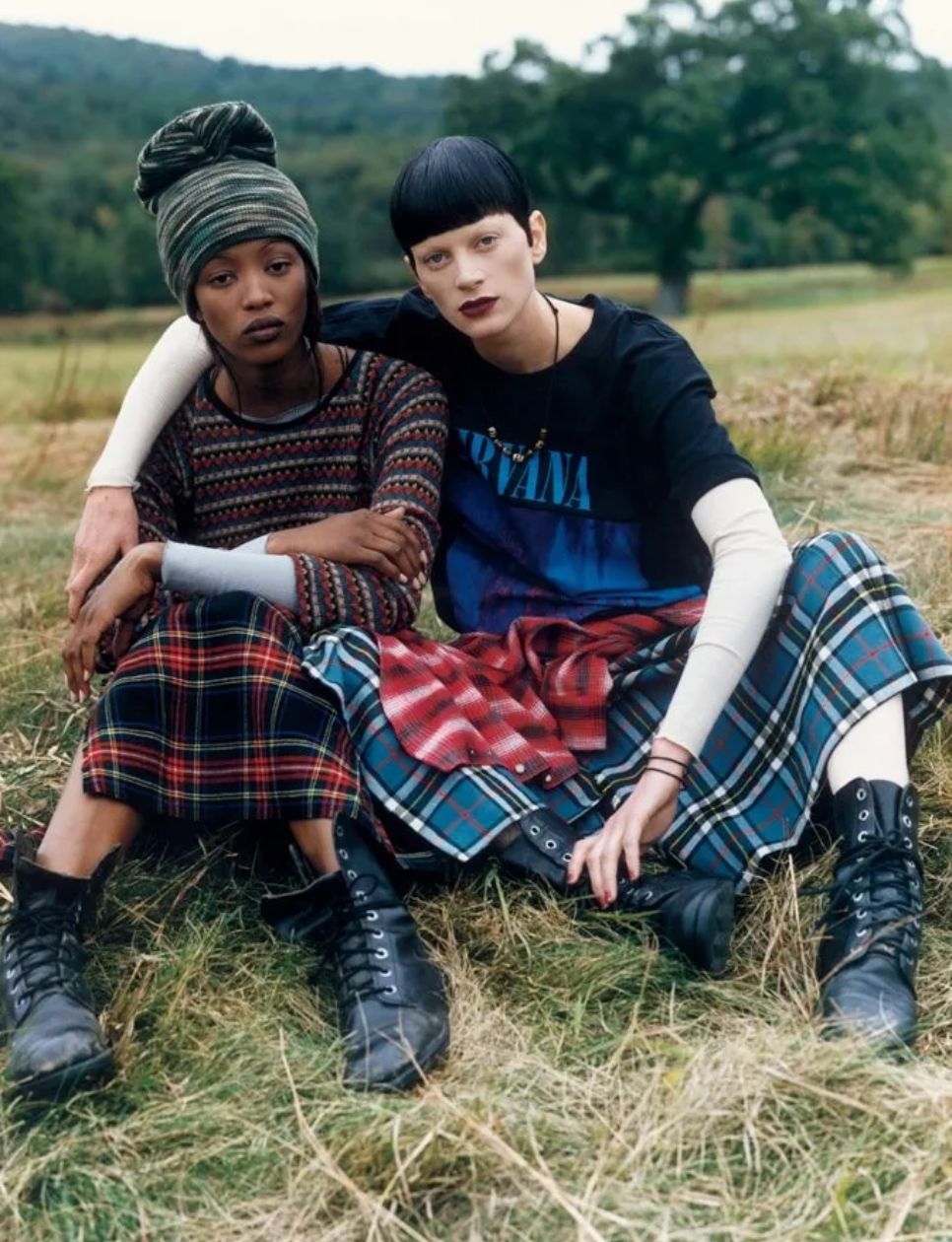 Naomi Campbell and Kristen McMenamy Photographed by Steven Meisel, Vogue, December 1992 (sumber gambar: https://www.vogue.com/article/90s-fashion-history)