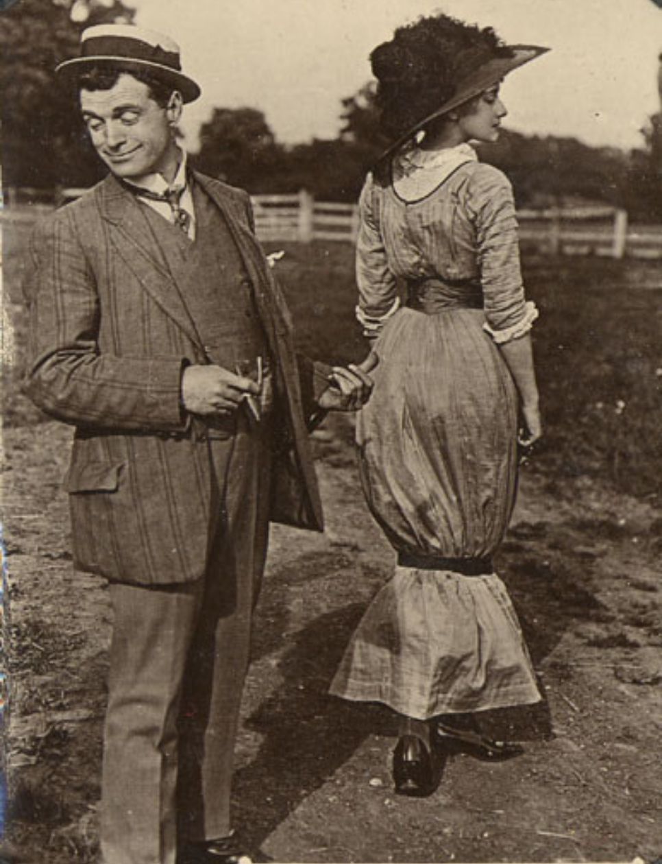 Hobble skirt (sumber gambar: https://glamobserver.com/the-history-of-fashion-through-the-decades/)