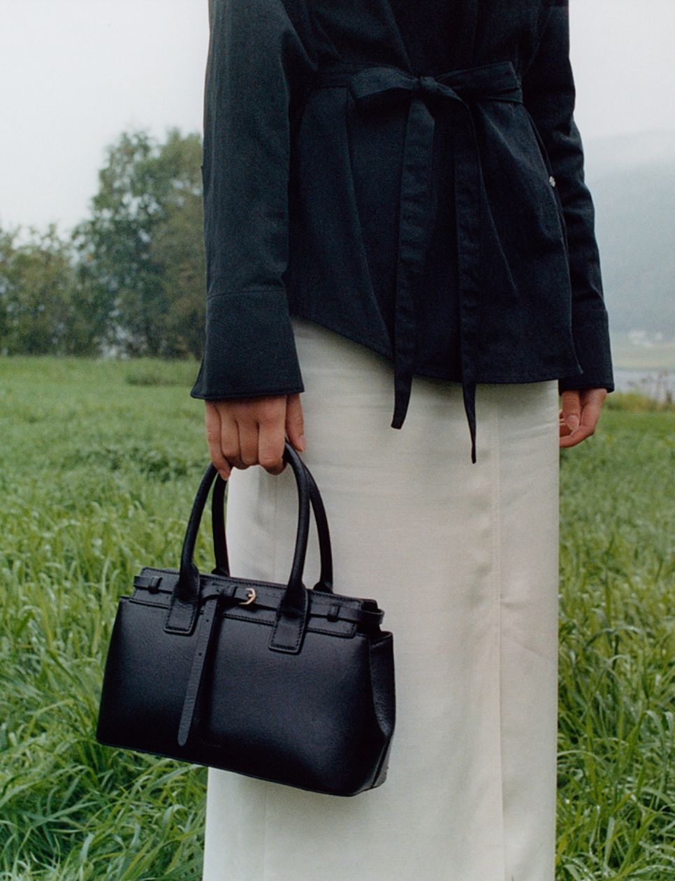 Koleksi Fall/Winter 2025 dari Folnua (sumber gambar: https://fashionbiz.co.kr/article/210357)