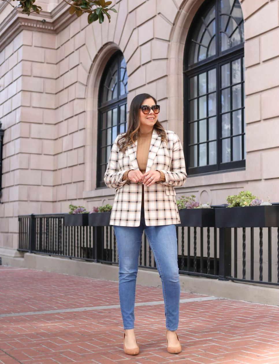 3. Plaid Blazer dan Jeans