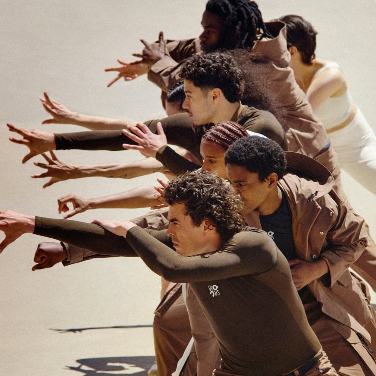 Warna-warna kalem pada kolaborasi Loewe x ON (Sumber foto: Instagram/loewe)