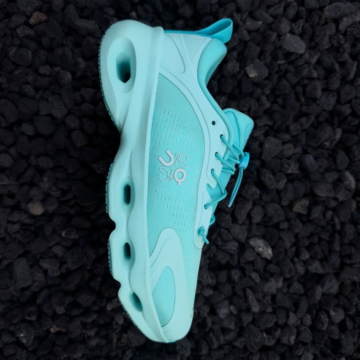 Loewe x On Cloudsolo (Sumber foto: Instagram/loewe)