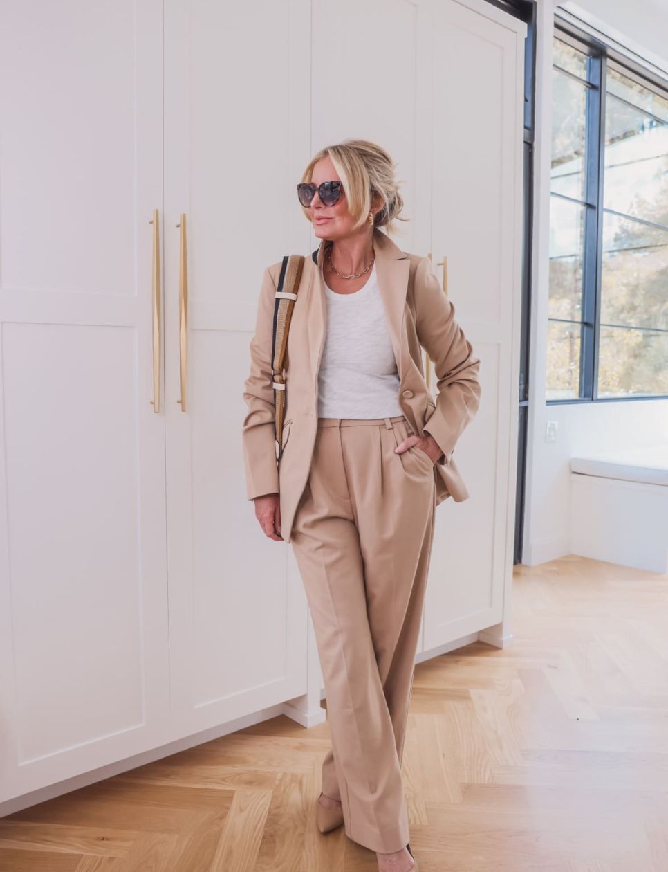 5. Blazer dan Tailored Pants Berwarna Beige