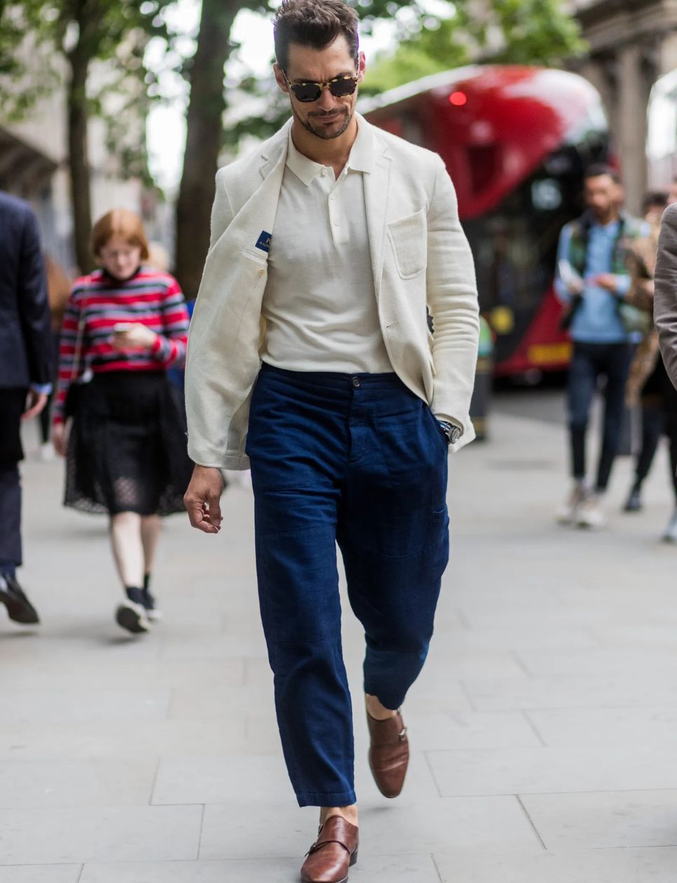 5. Casual Blazer dan Loose Pants