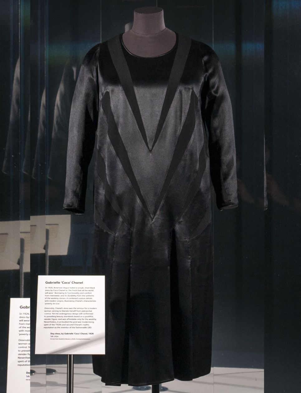 Chanel's 1926 Little Black Dress on display at the National Museum of Scotland. (sumber gambar: https://www.vogue.com/article/1920s-fashion-history-lesson)