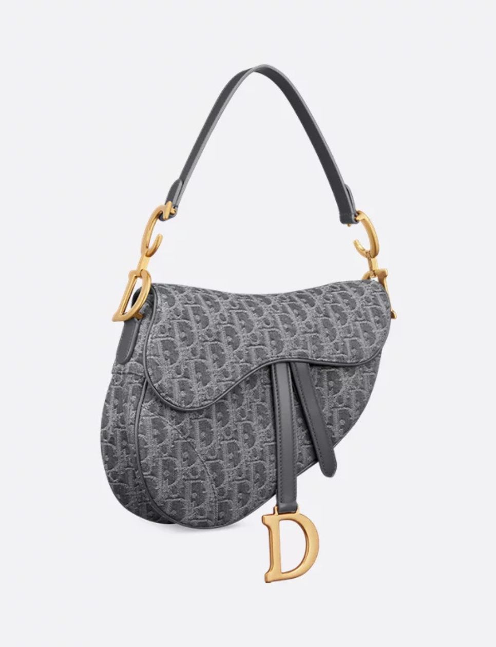 3. Amati Charm “D” yang Menggantung di Flap