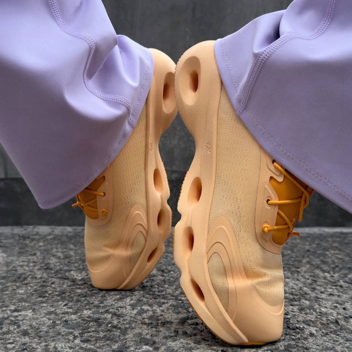 Meterial lentur pada sneaker Cloudsolo (Sumber foto: Instagram/loewe)