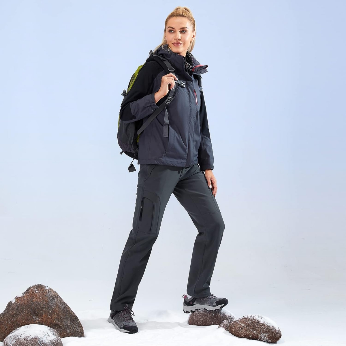5. Jaket Fleece dan Celana Tahan Air untuk Cuaca Dingin atau Hujan