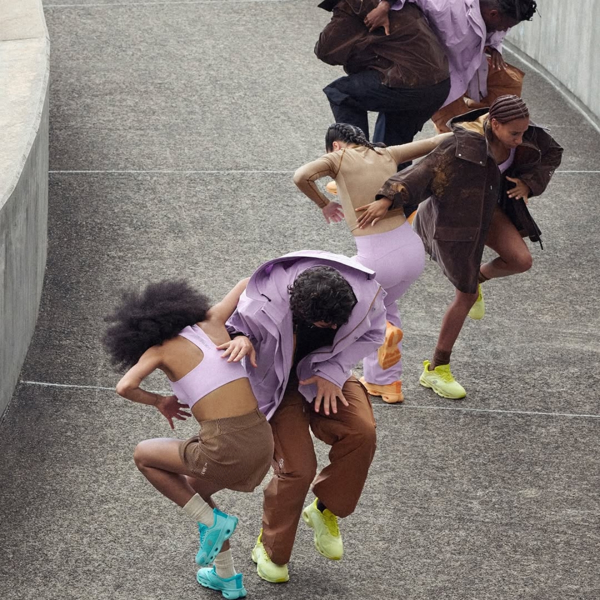 Warna sneaker yang cerah (Sumber foto: Instagram/loewe)