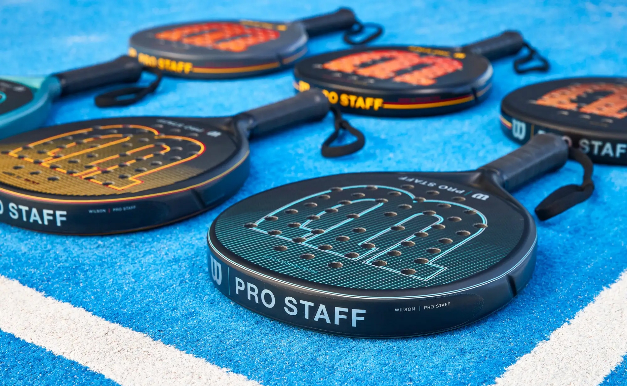 Harga raket padel Wilson yang beragam (Sumber foto: www.wilson.com)