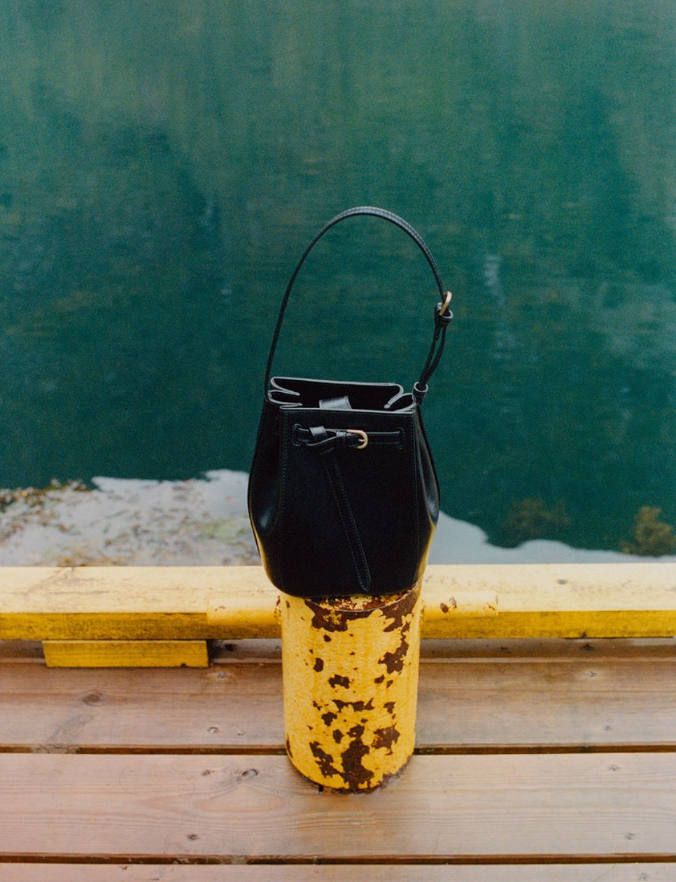 Koleksi Fall/Winter 2025 dari Folnua (sumber gambar: https://fashionbiz.co.kr/article/210357)