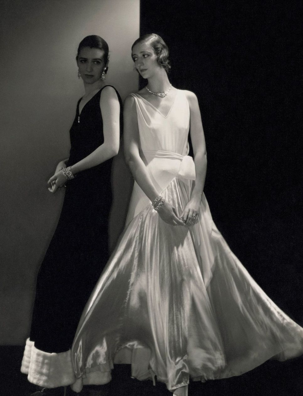 Marion Morehouse, left, and a fellow model, both in Vionnet, 1930 (sumber gambar: https://www.vogue.com/article/1930s-fashion-history-lesson)