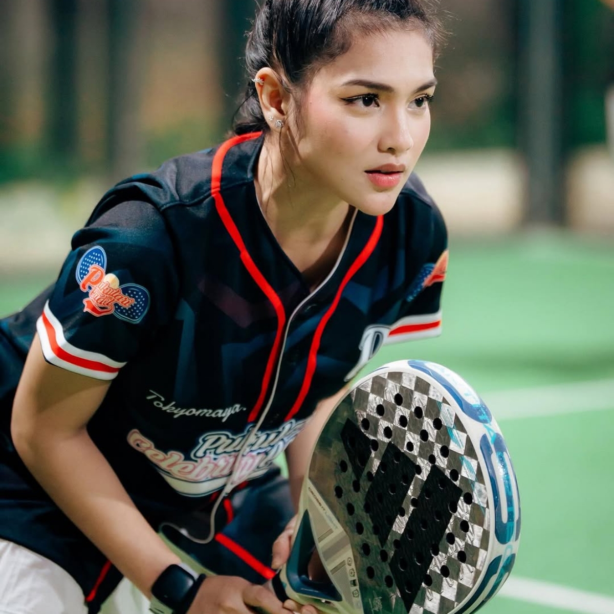 Davina Karamoy main padel dengan raket Adidas (Sumber foto: Instagram/davinaakaramoy)