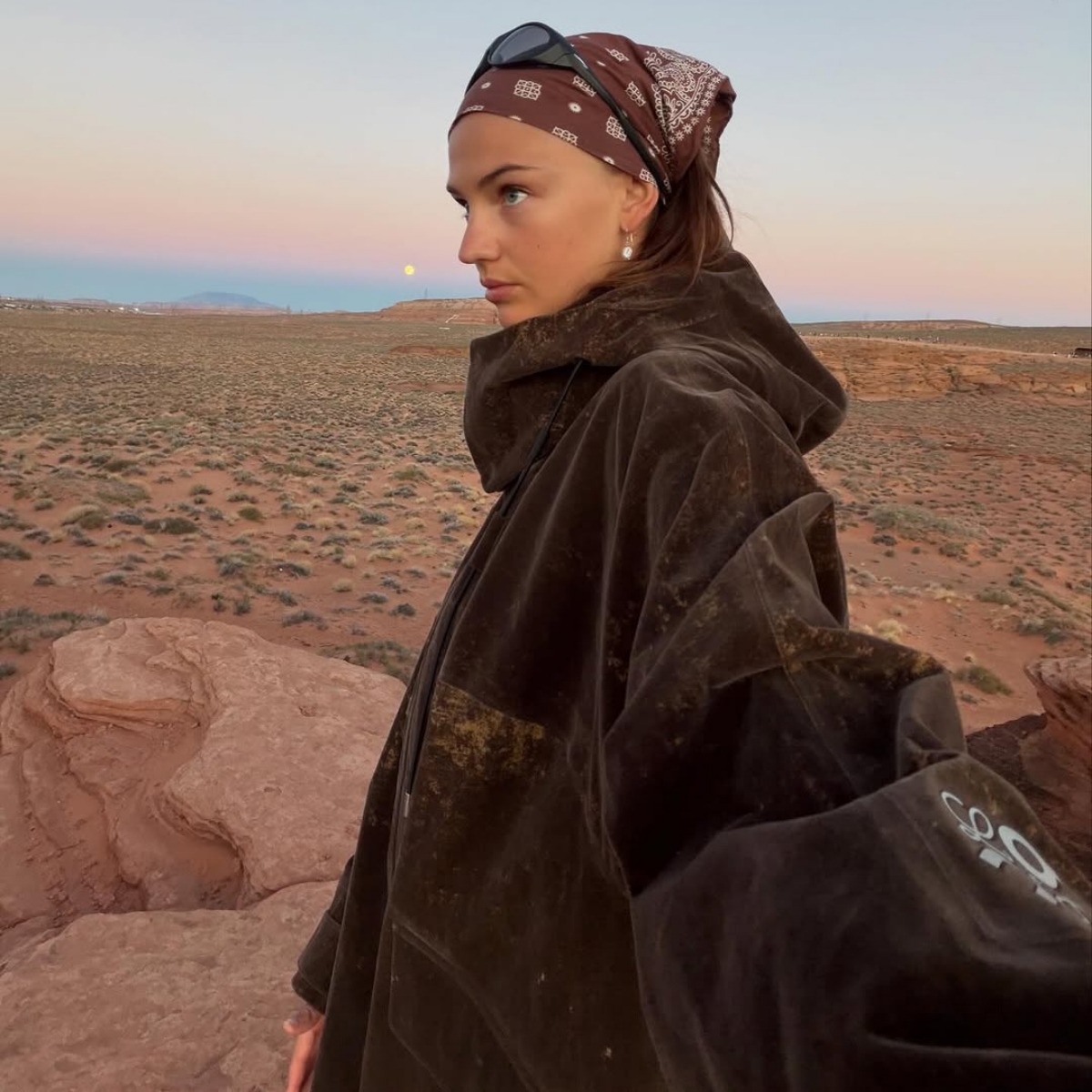 Aksesori dalam kolaborasi Loewe x ON (Sumber foto: Instagram/on)