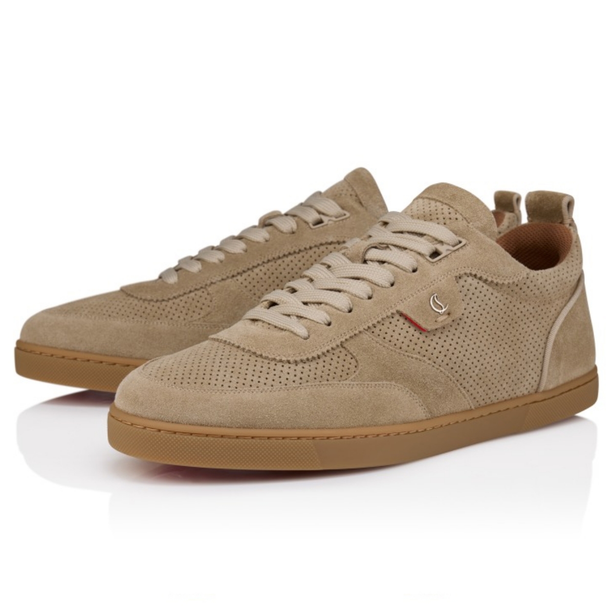 Material untuk produk yang high-quality (Sumber foto: eu.christianlouboutin.com)