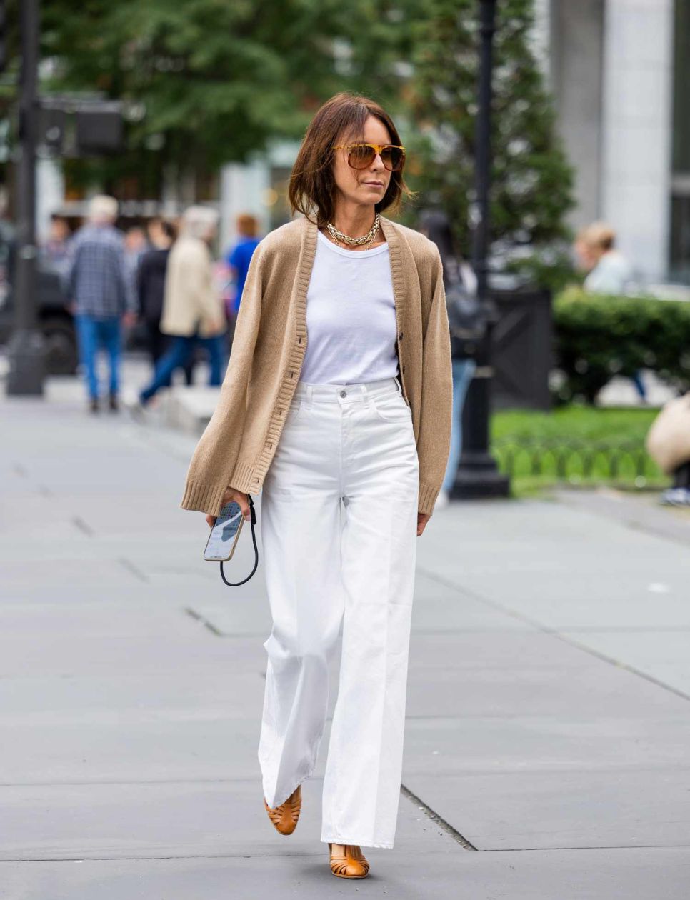9. Cardigan dan Wide-leg Pants