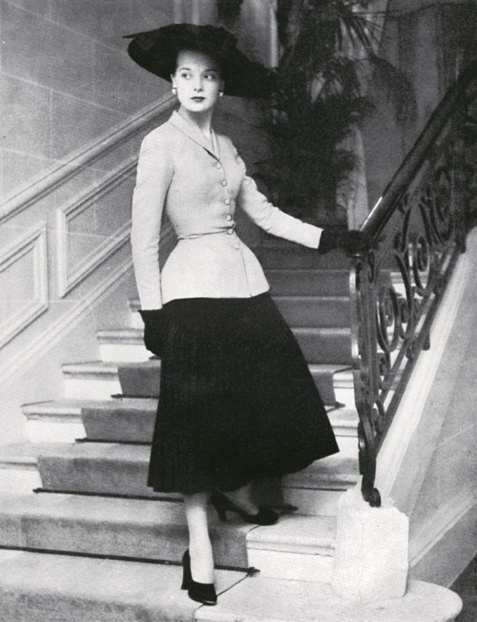 Christian Dior New Look (sumber gambar: https://www.vogue.com/article/1940s-fashion-history-lesson)