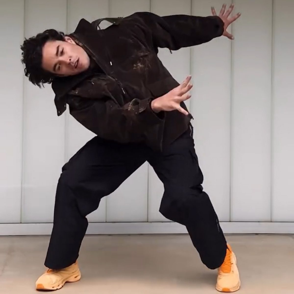 Fungsionalitas dan kenyamanan dalam kolaborasi Loewe x ON (Sumber foto: Instagram/on)