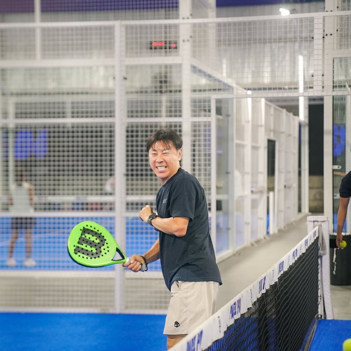 Shin Tae Yong main padel dengan raket Wilson (Sumber foto: Instagram/shintaeyong7777)