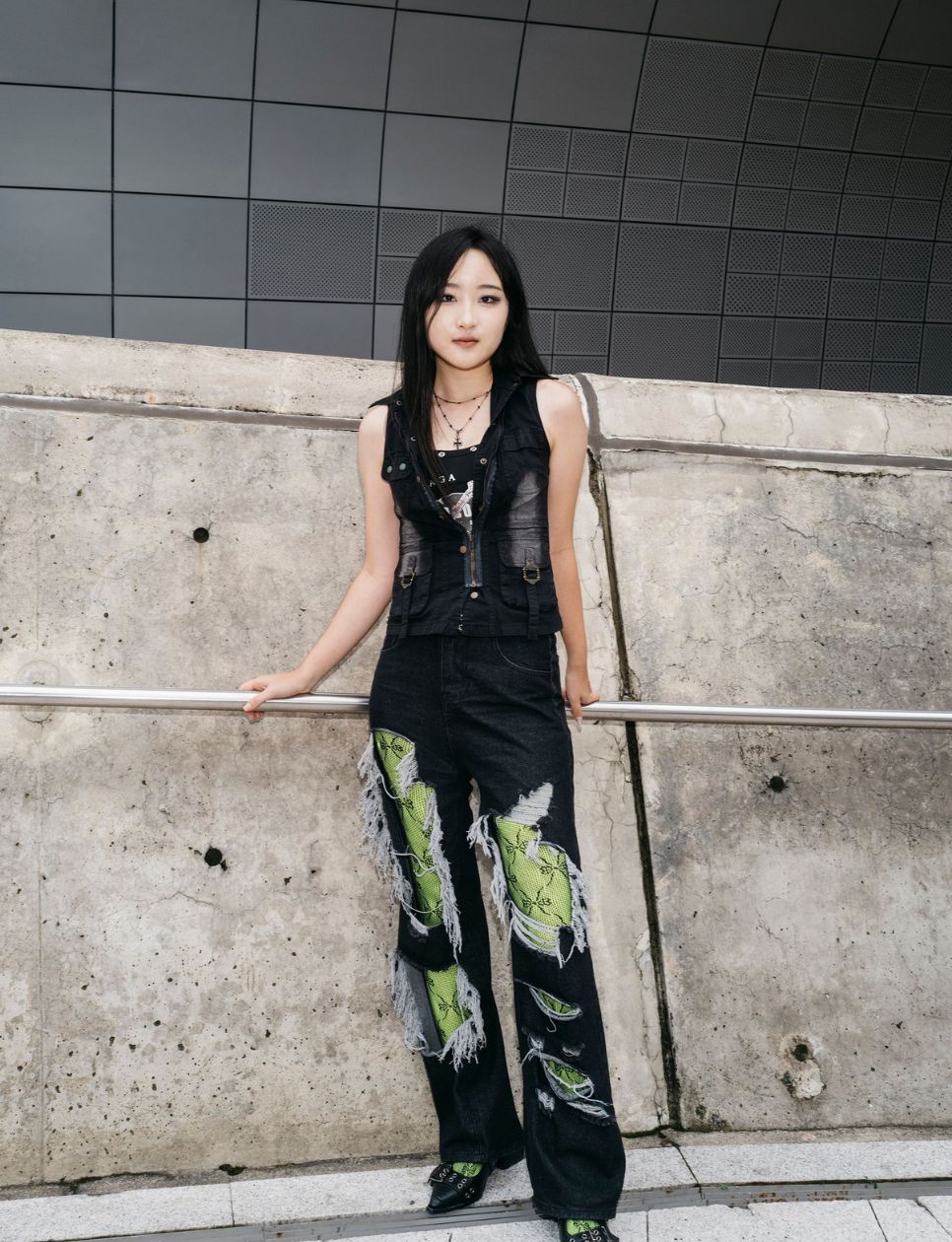 Gaya edgy dengan sentuhan grunge khas Korean Style 2025 (sumber gambar: https://www.vogue.com/slideshow/seouls-best-street-style-photos-from-the-spring-2025-shows)