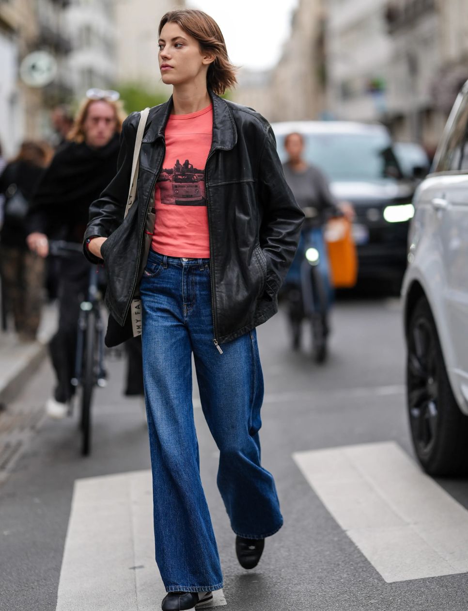 Gaya kasual wanita (sumber gambar: https://www.vogue.com/article/baggy-bootcut-denim-trend-2025)
