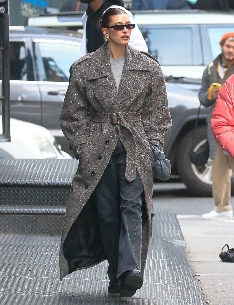 Hailey Bieber dengan winter outfit yang stylish (sumber gambar: https://www.vogue.com/article/basic-winter-outfits-inspired-by-models)
