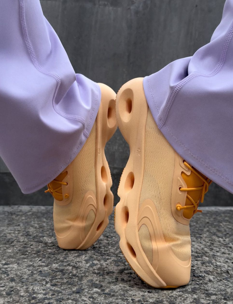 On Cloudsolo, kolaborasi dengan On (sumber gambar: instagram.com/loewe)