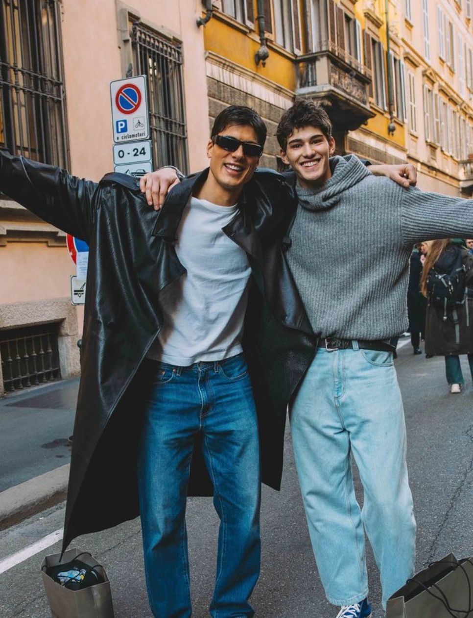 Streetwear look dengan gaya kasual (sumber gambar: https://www.vogue.com/slideshow/best-street-style-photos-from-the-fall-2024-menswear-shows-in-milan)