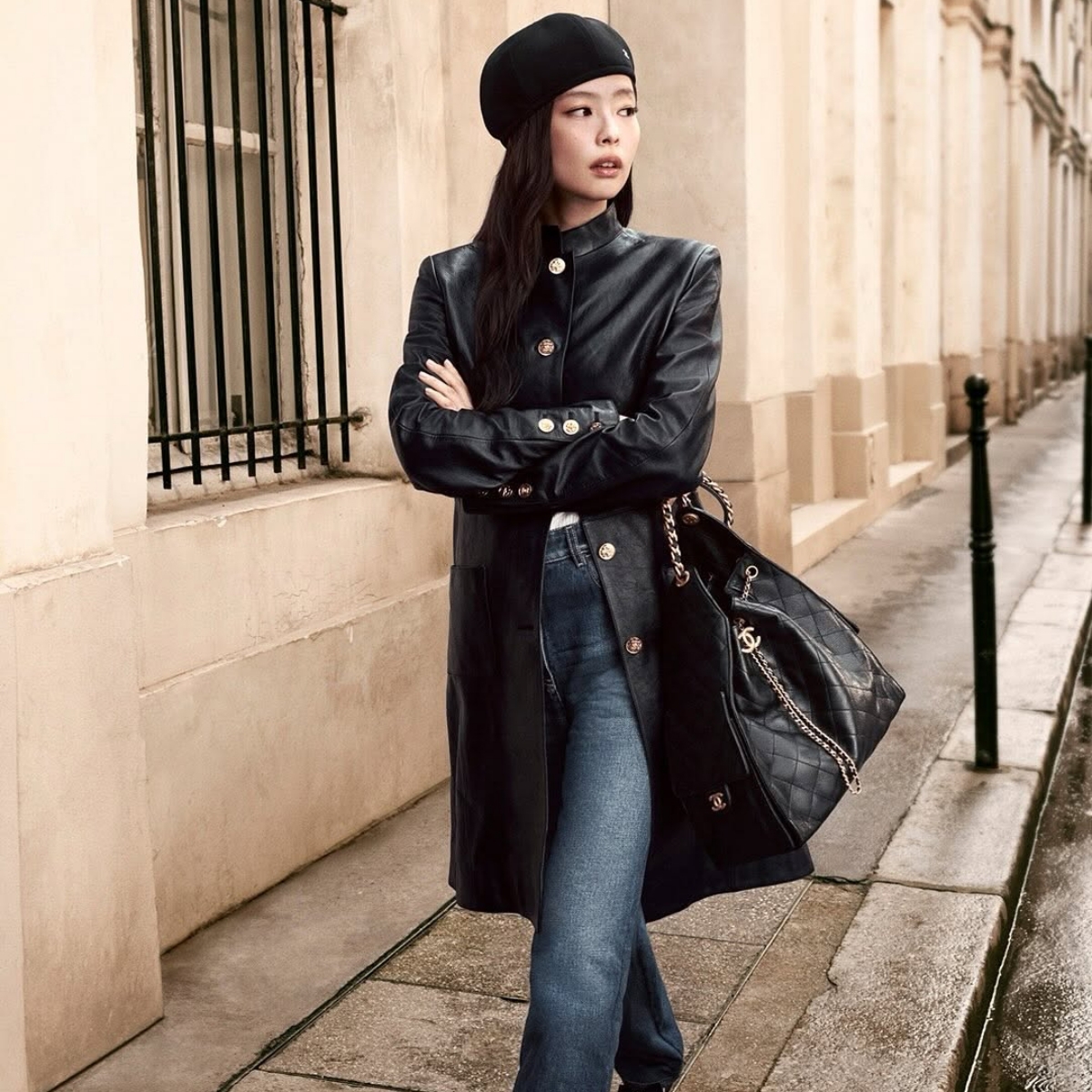 Model memakai tas Chanel 25 (Sumber foto: Instagram/jennierubyjane)