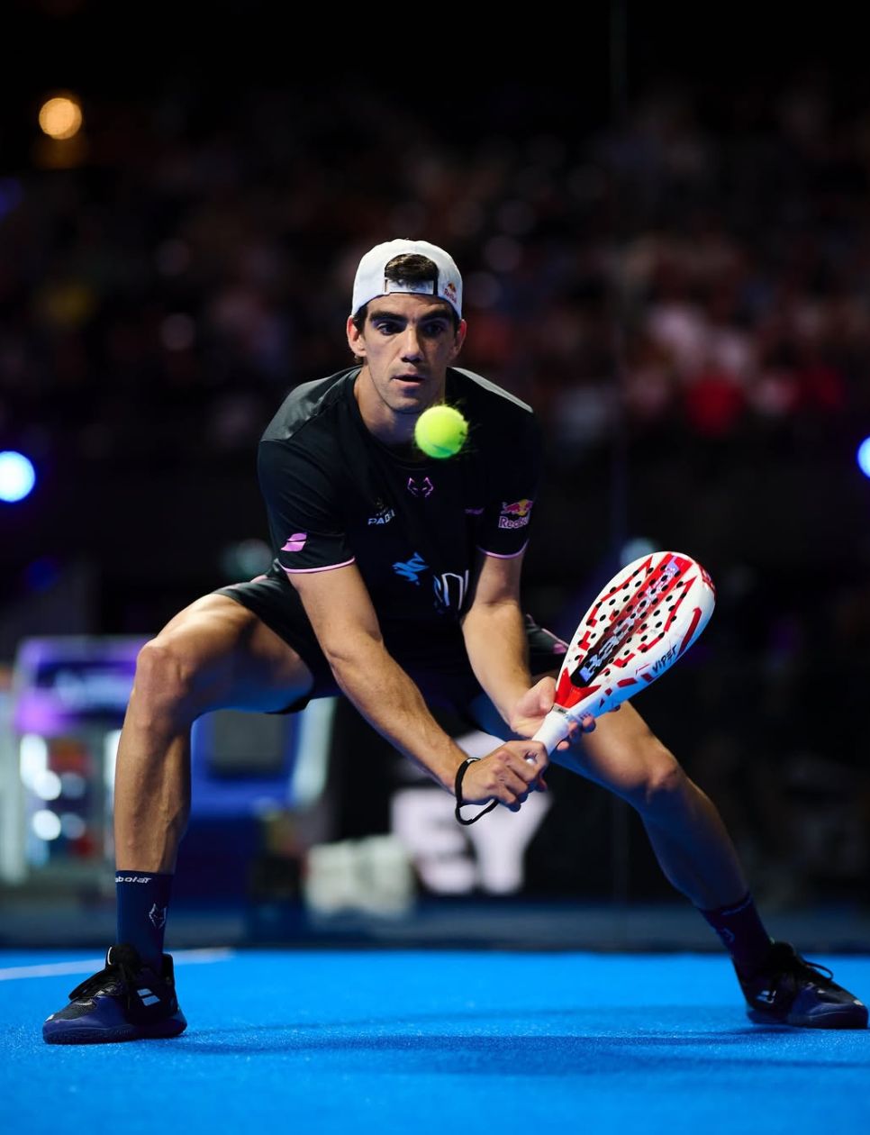 Juan Lebrón dengan raket padel Babolat (sumber gambar: https://www.babolat.com/es/padel/juan-lebron.html)