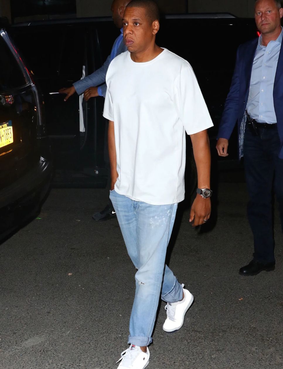 1. Kombinasi Kaus Putih Polos dan Jeans Straight Fit