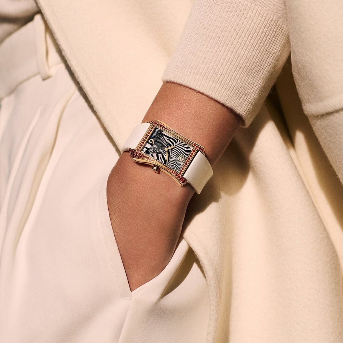 Model memakai jam tangan Patek Philippe (Sumber foto: Instagram/patekphilippe)