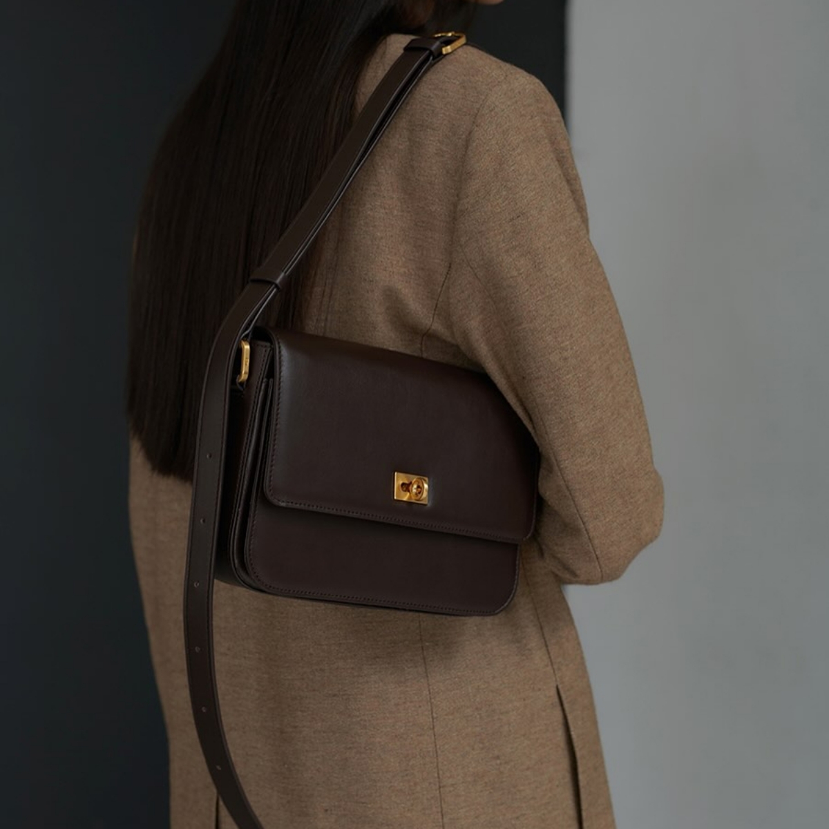 Model memakai tas Gu-de (Sumber foto: Instagram/gu_de_official)