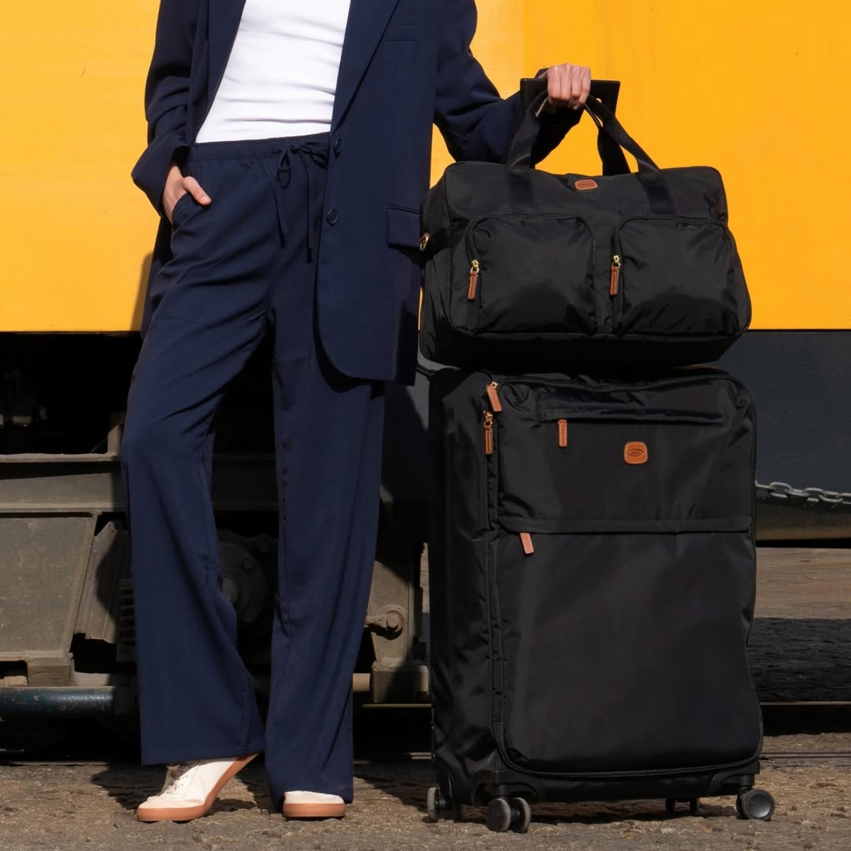 Model memakai tas BRIC’S (Sumber foto: Instagram/bricsmilano)