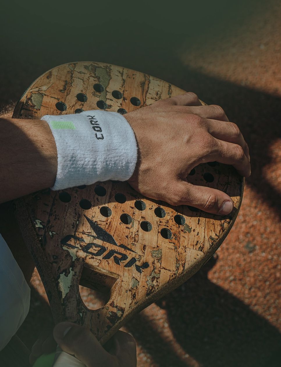 Raket padel dari Cork (sumber gambar: instagram.com/corkpadeluk)