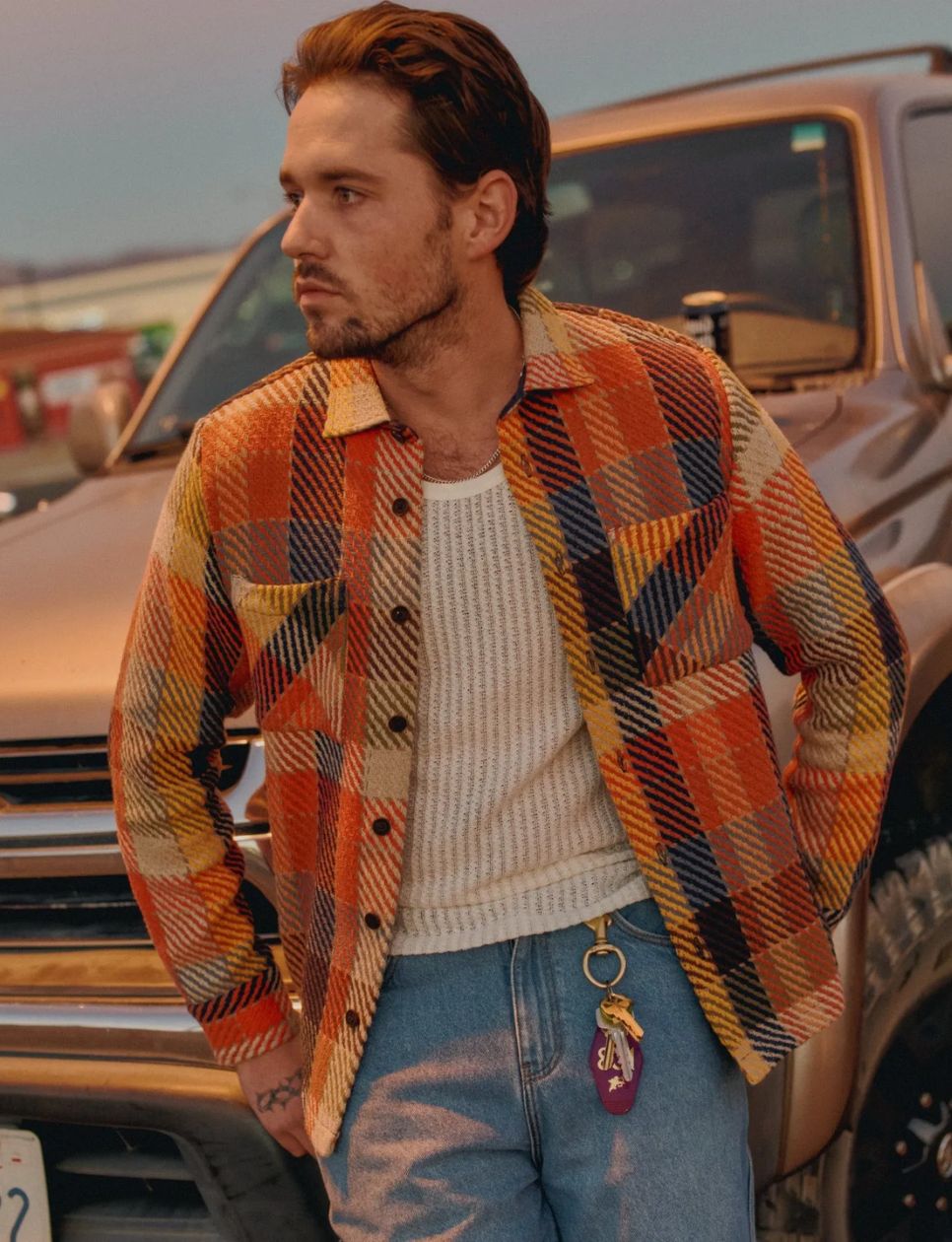 10. Layering Ringan dengan Overshirt dan Celana Relaxed