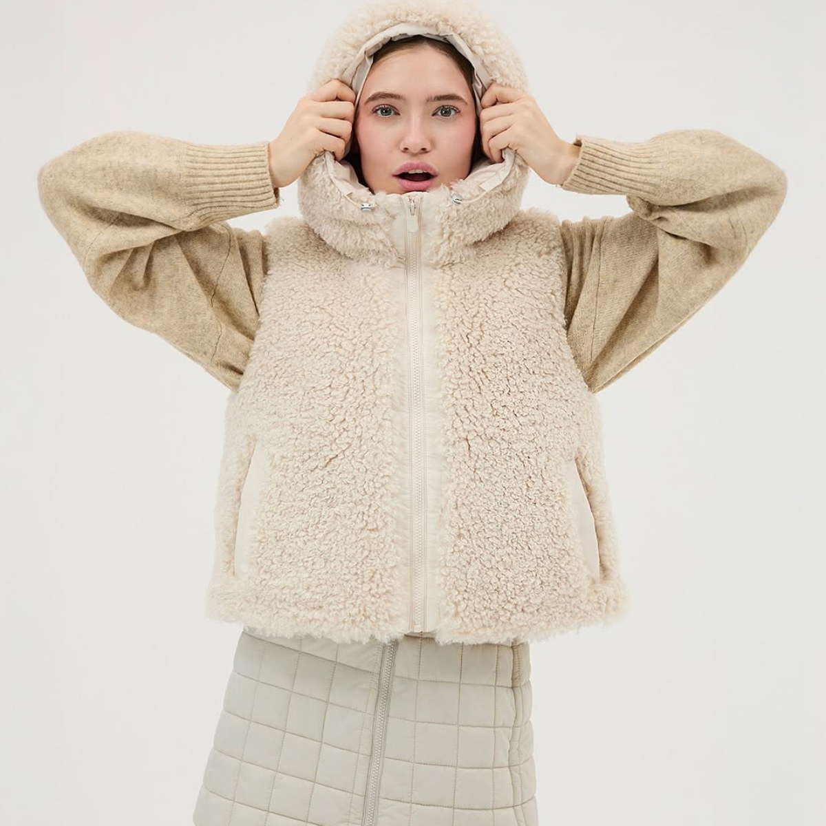 Model memakai jaket Save The Duck (Sumber foto: Instagram/save_the_duck)