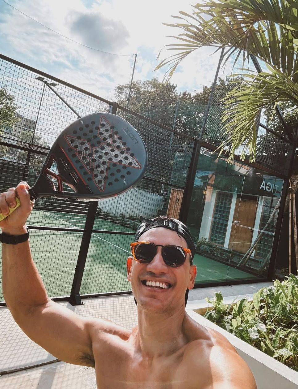 Andrew White dengan raket padel dari NOX (sumber gambar: instagram.com/andrew.white._)