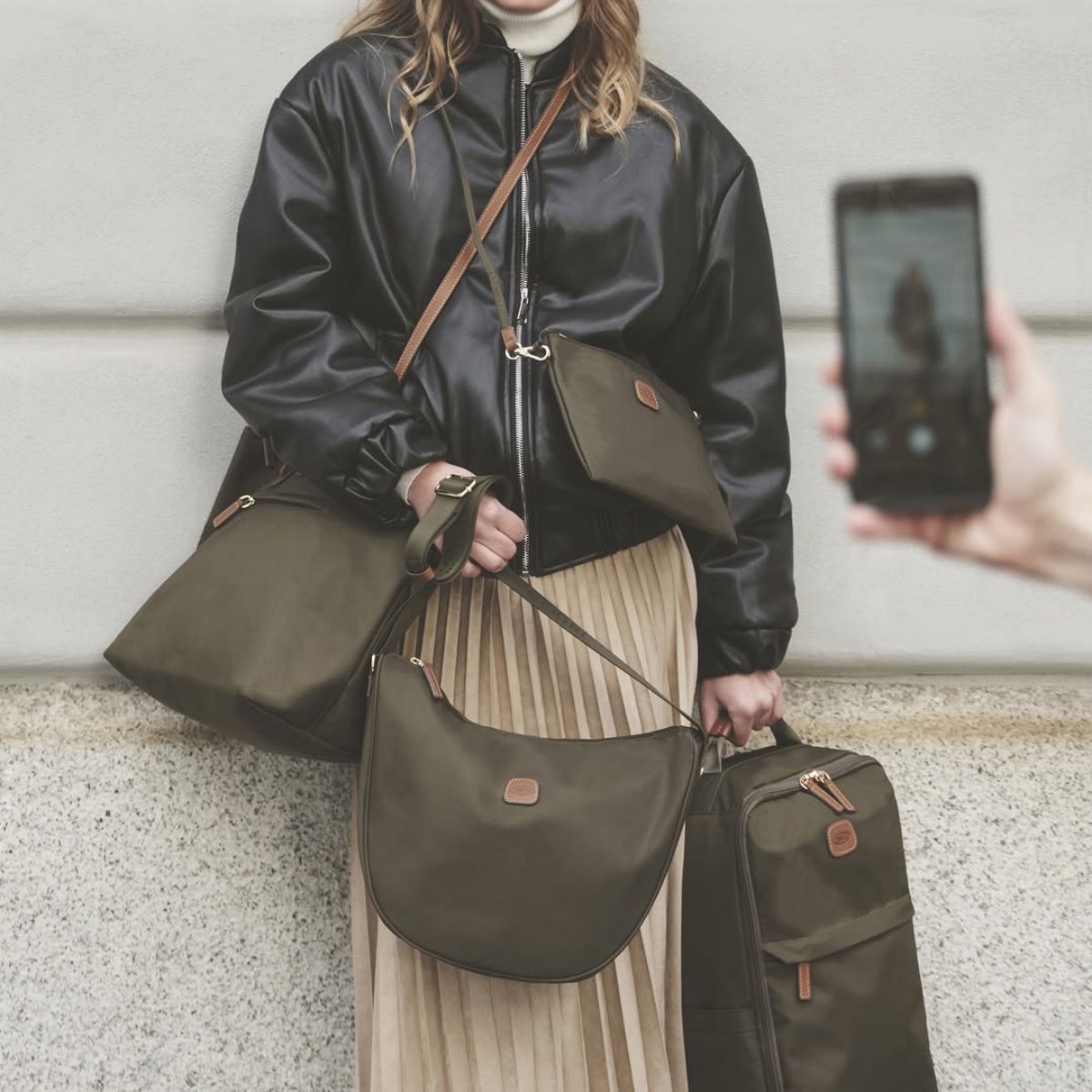 Tas nylon BRIC’S dengan tampilan casual (Sumber foto: Instagram/bricsmilano)