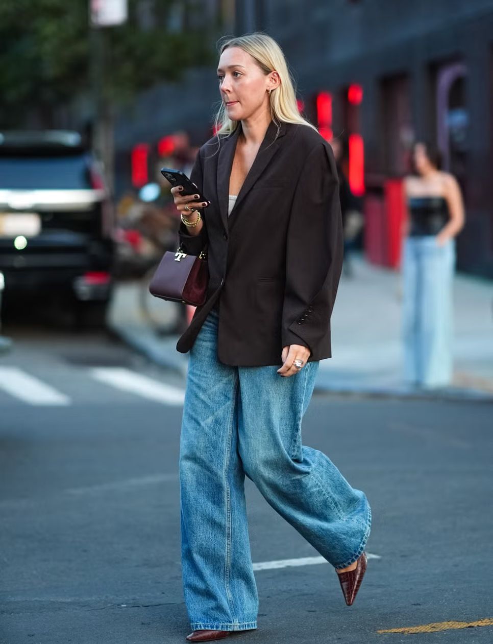 2. Oversized Cardigan dan Jeans