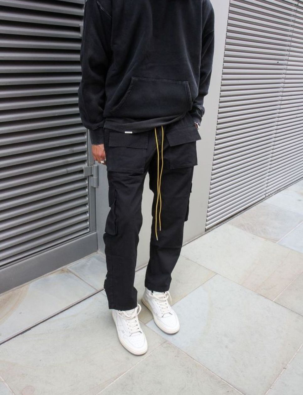 4. Kombinasi Hoodie dan Cargo Pants