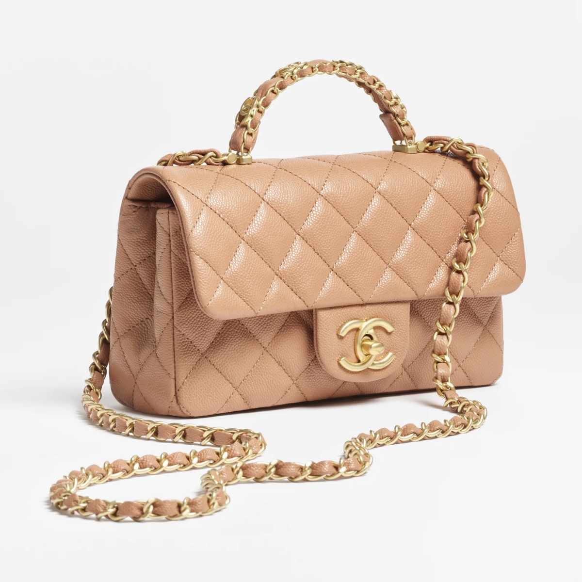 3. Chanel Flap Bag dengan Top Handle