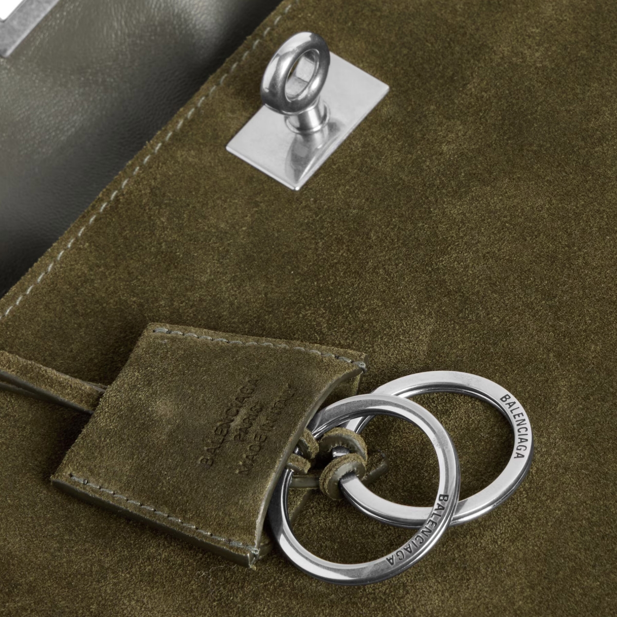 Teks pada hardware (Sumber foto: /www.balenciaga.com)