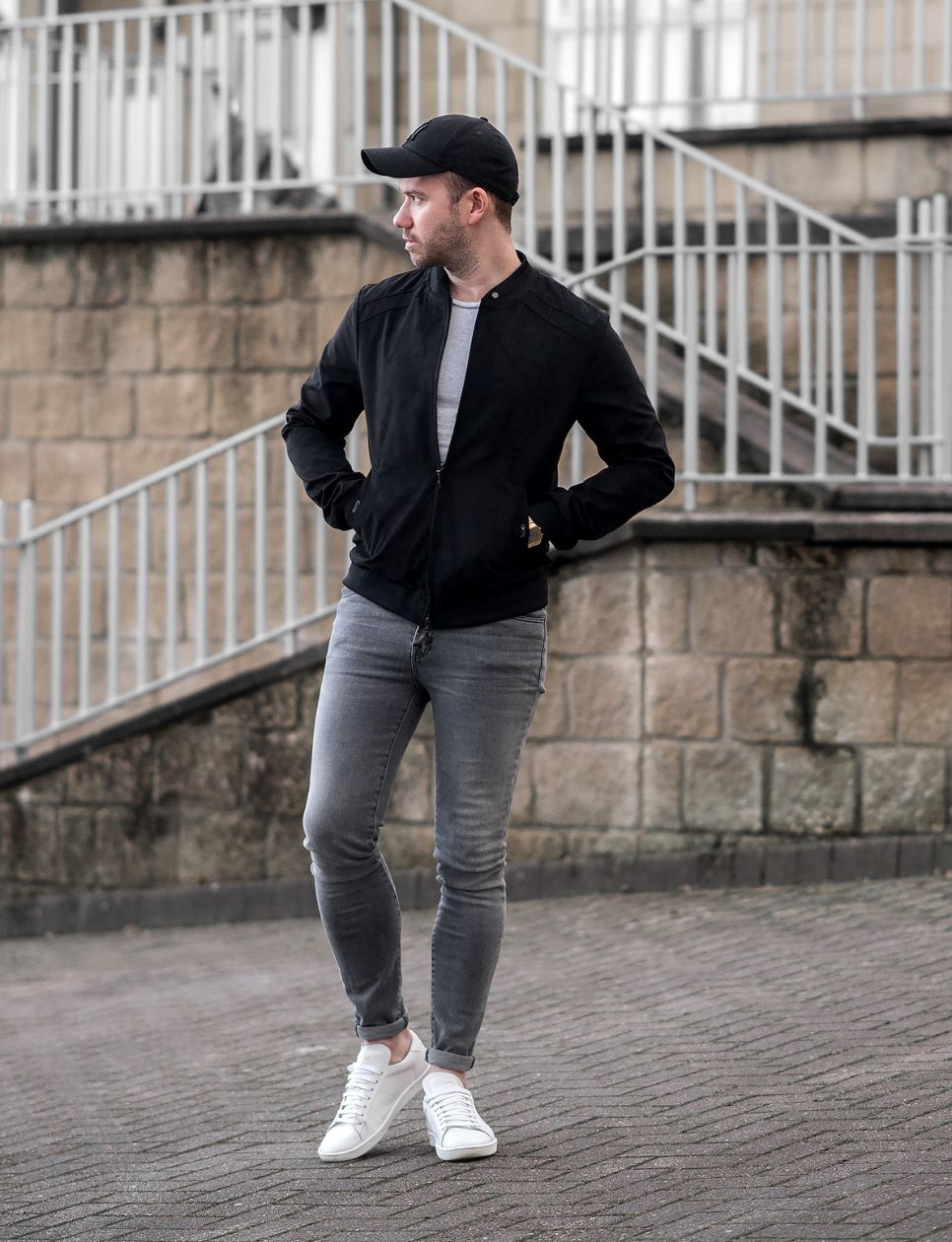 5. Jaket Bomber dan Kaos