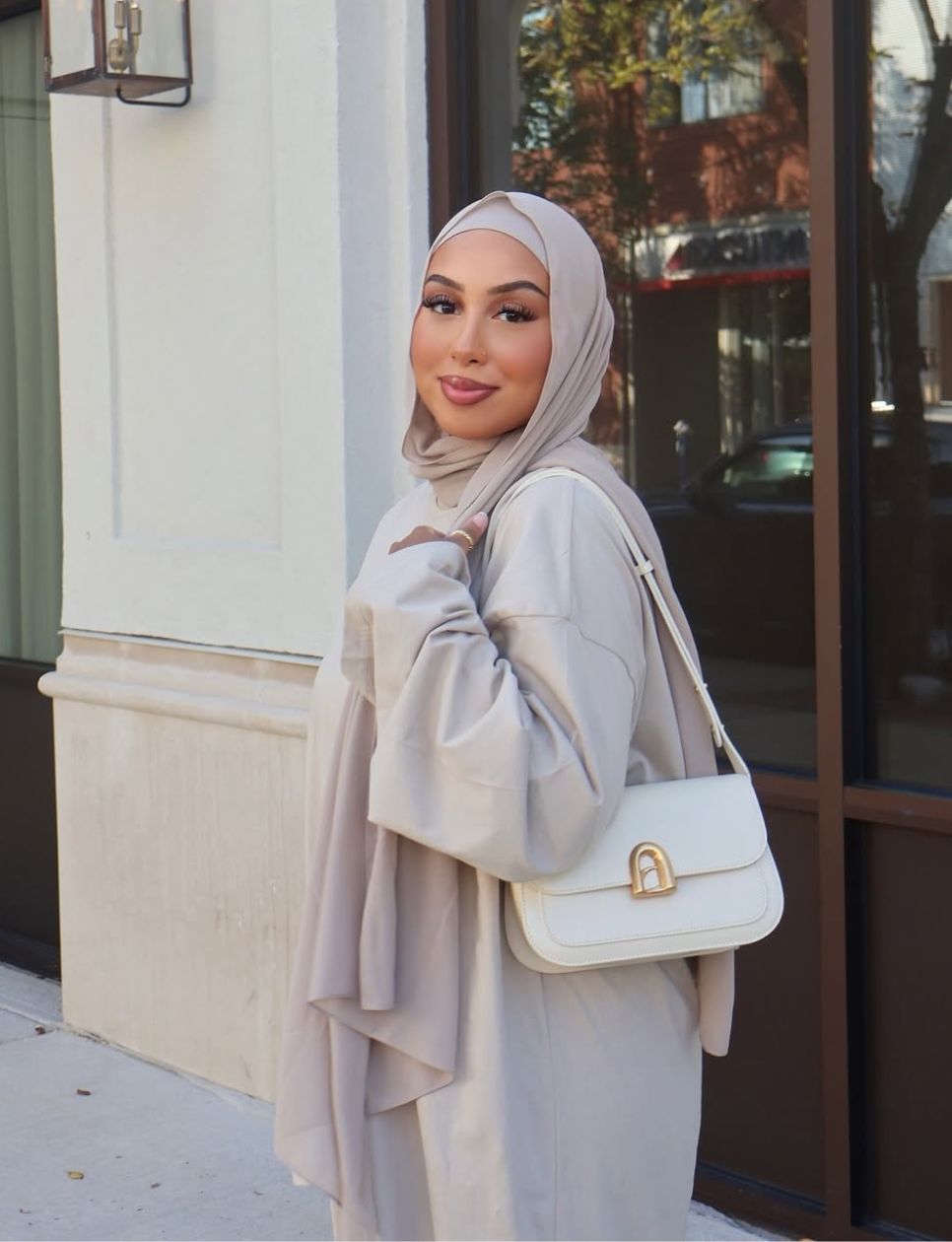 5. Monokrom Hijab-Friendly Look