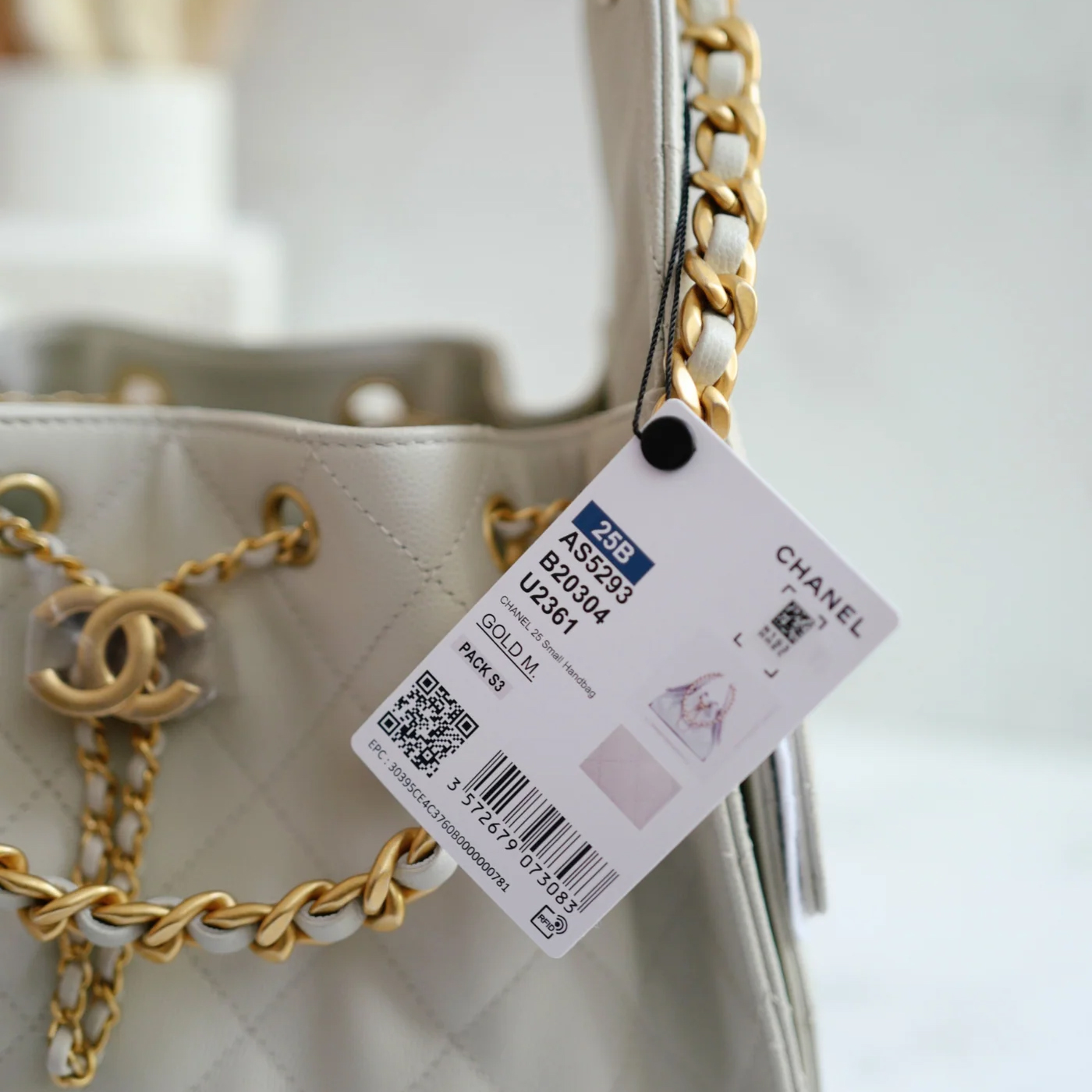 Hologram pada paper tag (Sumber foto: alistcolleczioni.com)