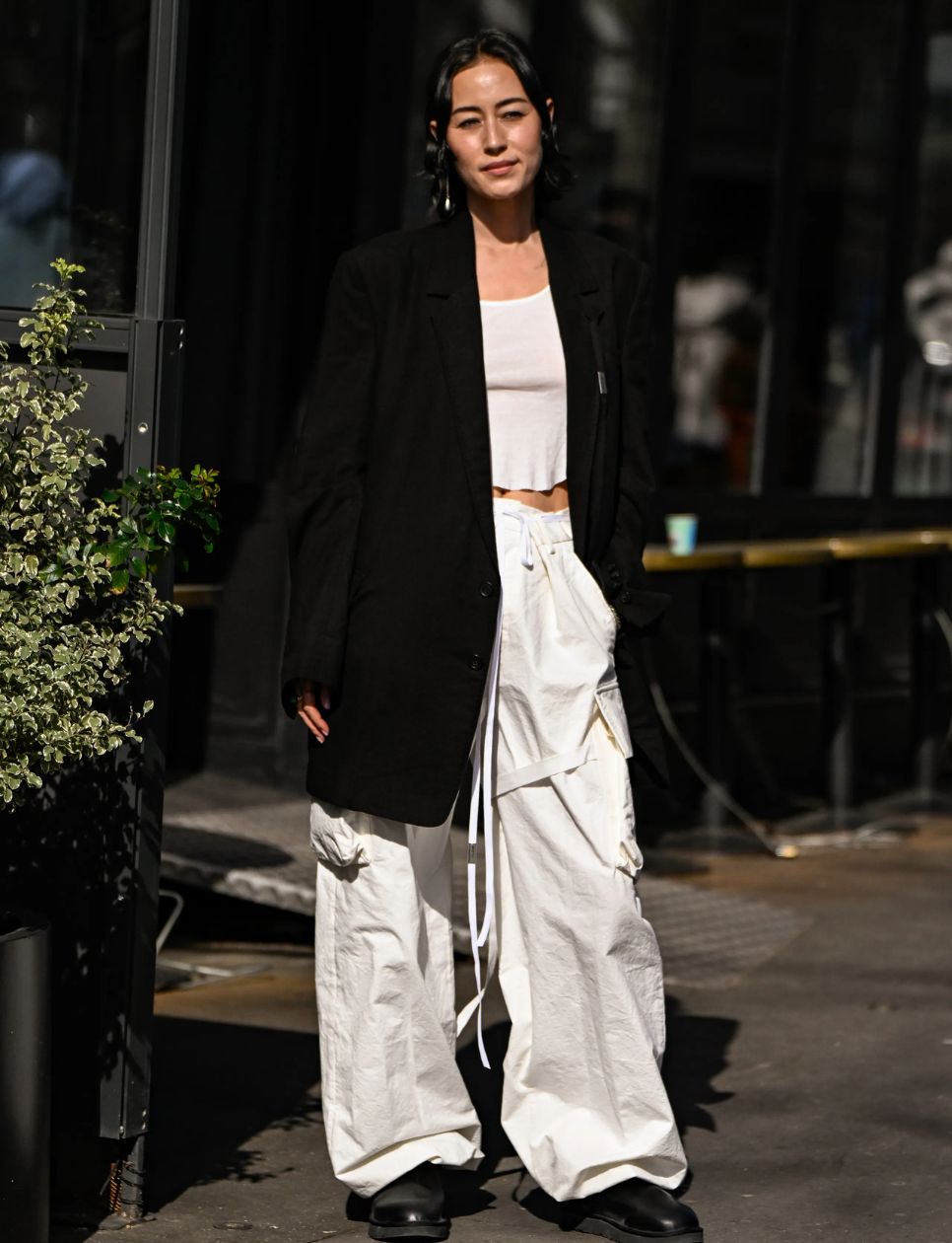 7. Cargo Pants dan Basic Tee