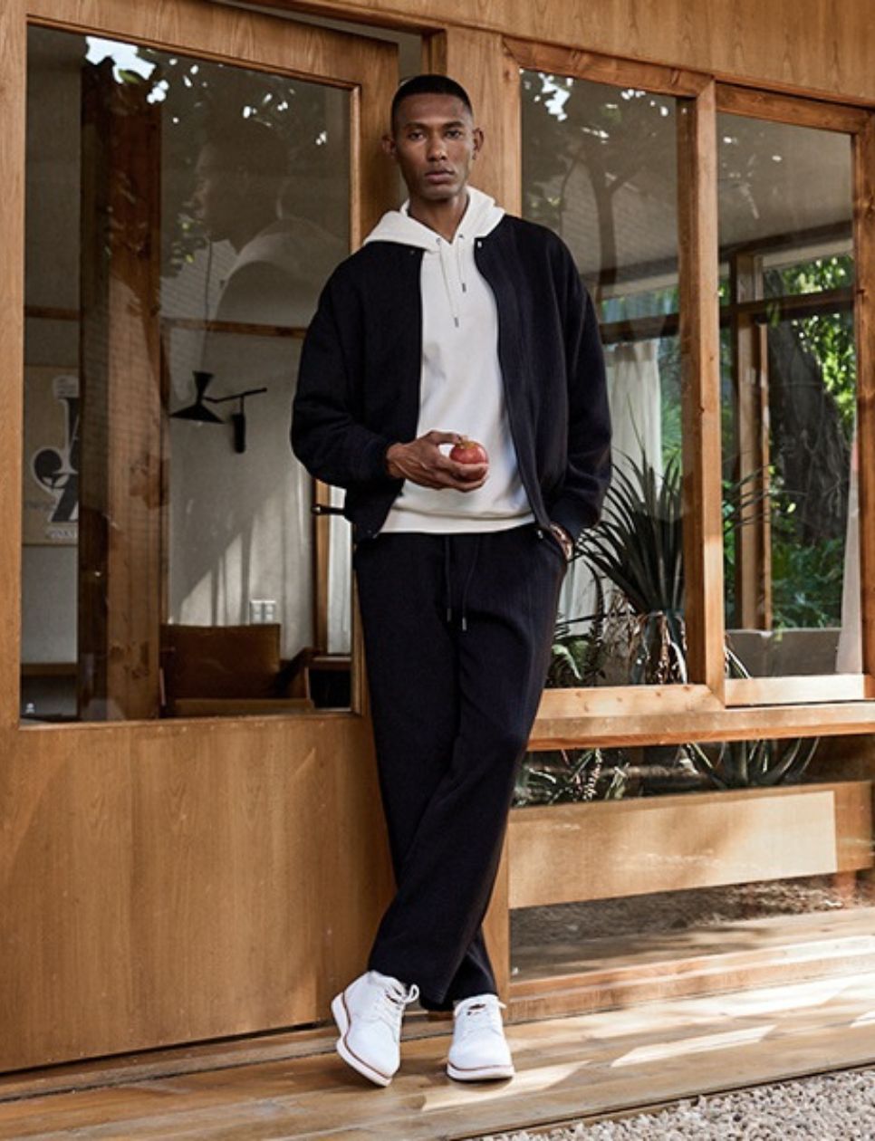 7. Sneakers Putih Minimalis, Si Andalan Gaya Casual