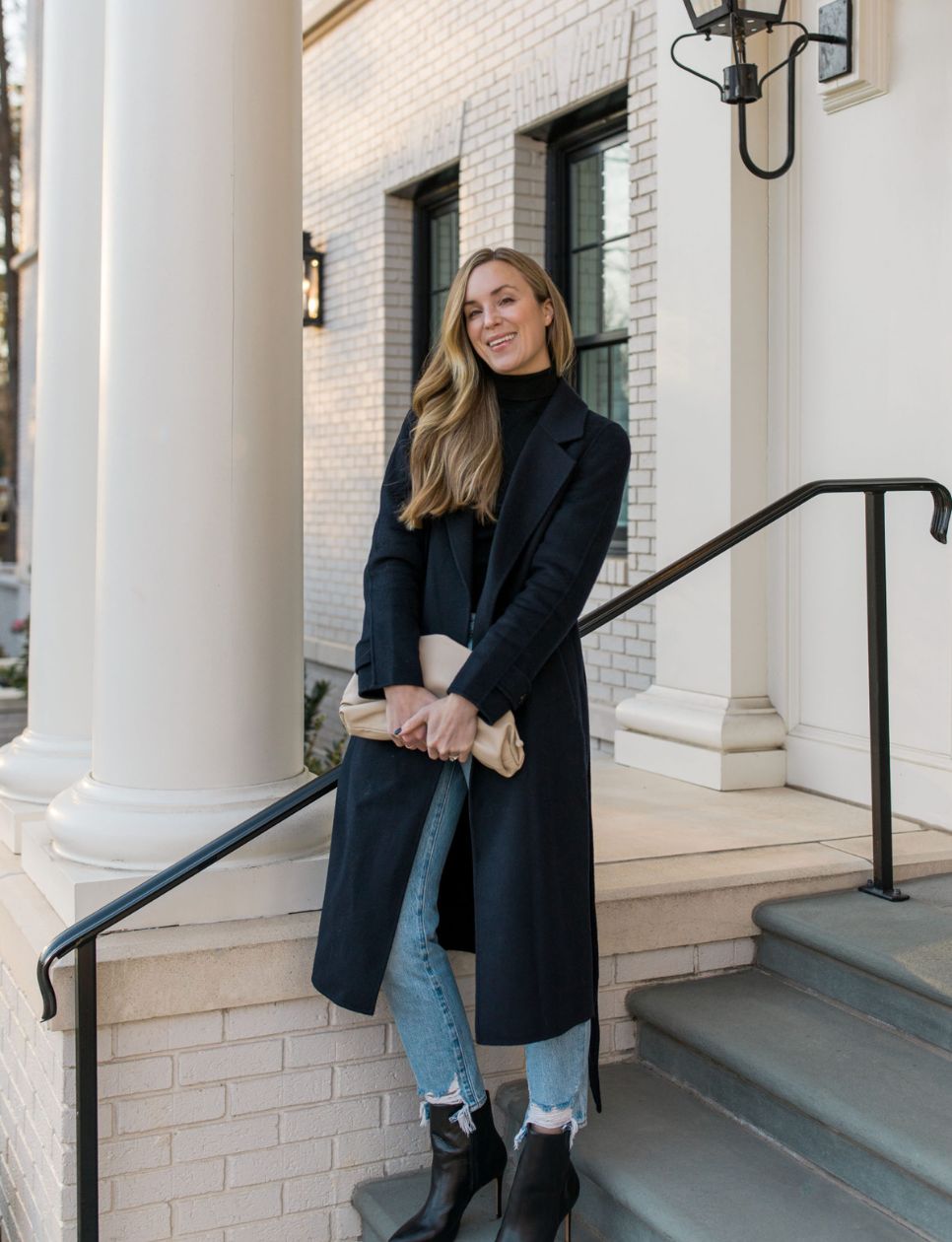 8. Kombinasi Layering Outer Panjang dan Turtleneck